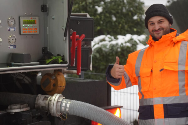 Pellet LKW Fahrer im Einsatz